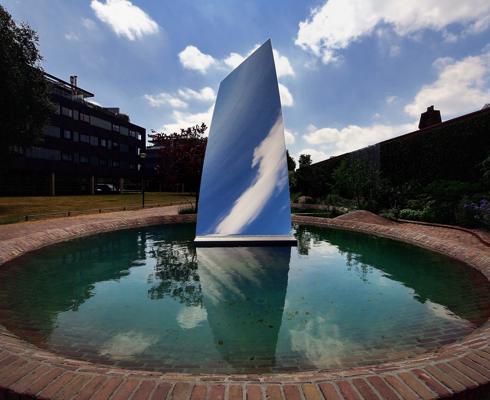 Tilburg is de eerste stad met een sculptuur (Sky Mirror for Hendrik) van Anish Kapoor in de openbare ruimte. Collection De Pont | Brabant Brand Box 