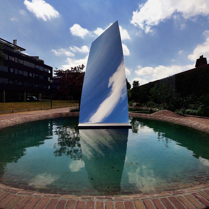 Tilburg is de eerste stad met een sculptuur (Sky Mirror for Hendrik) van Anish Kapoor in de openbare ruimte. Collection De Pont | Brabant Brand Box 