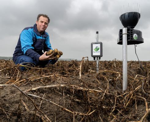 Agrariër Jan Straver met het weerstation van AgroExact | Brabant Brand Box