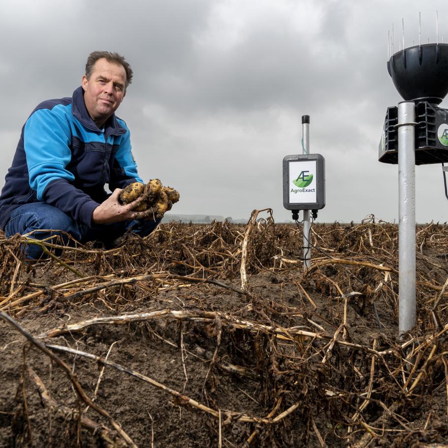 Landwirt Jan Straver mit der Wetterstation von AgroExact | Brabant Brand Box