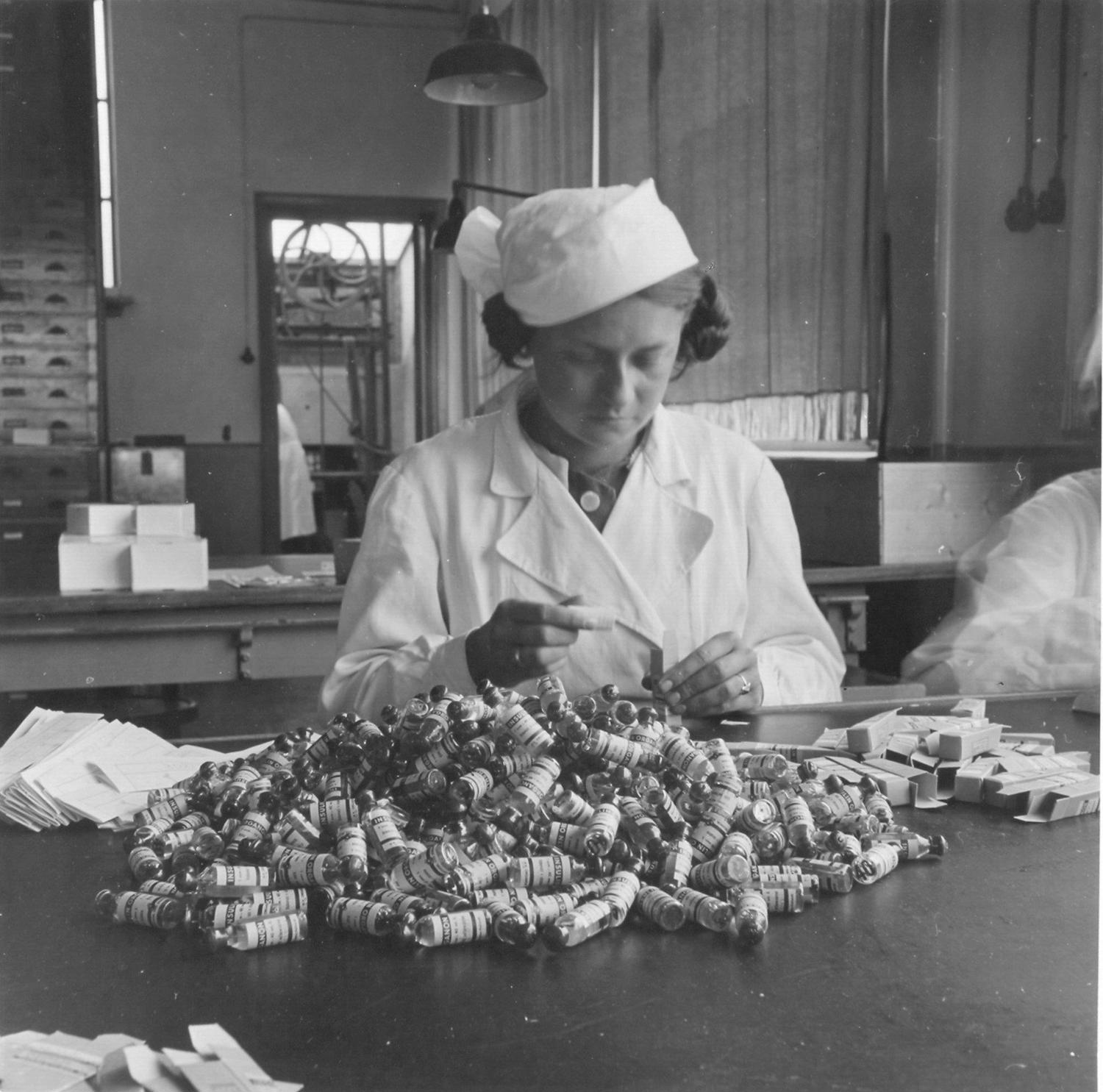 Het verpakken van insuline bij Organon in 1936 | Brabant Brand Box