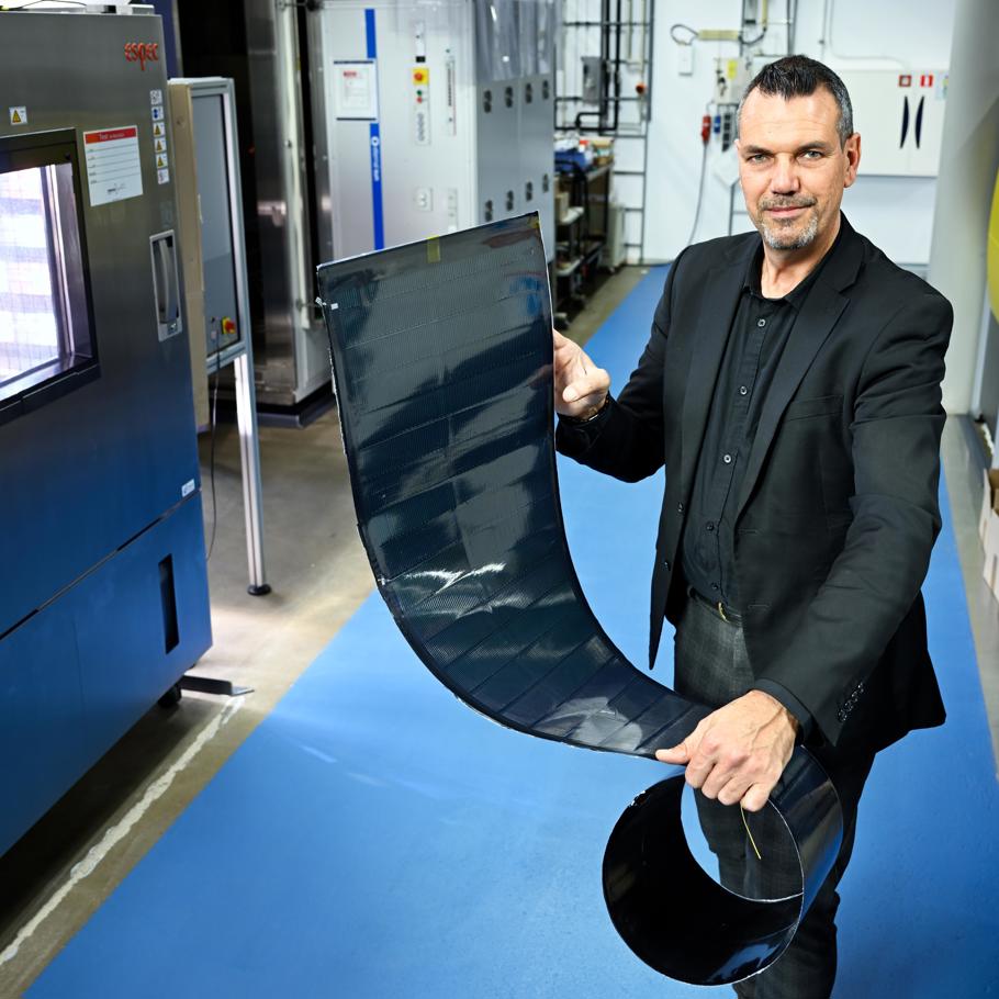 Peter Toonssen from TNO demonstrates the new solar cell application | Brabant Brand Box